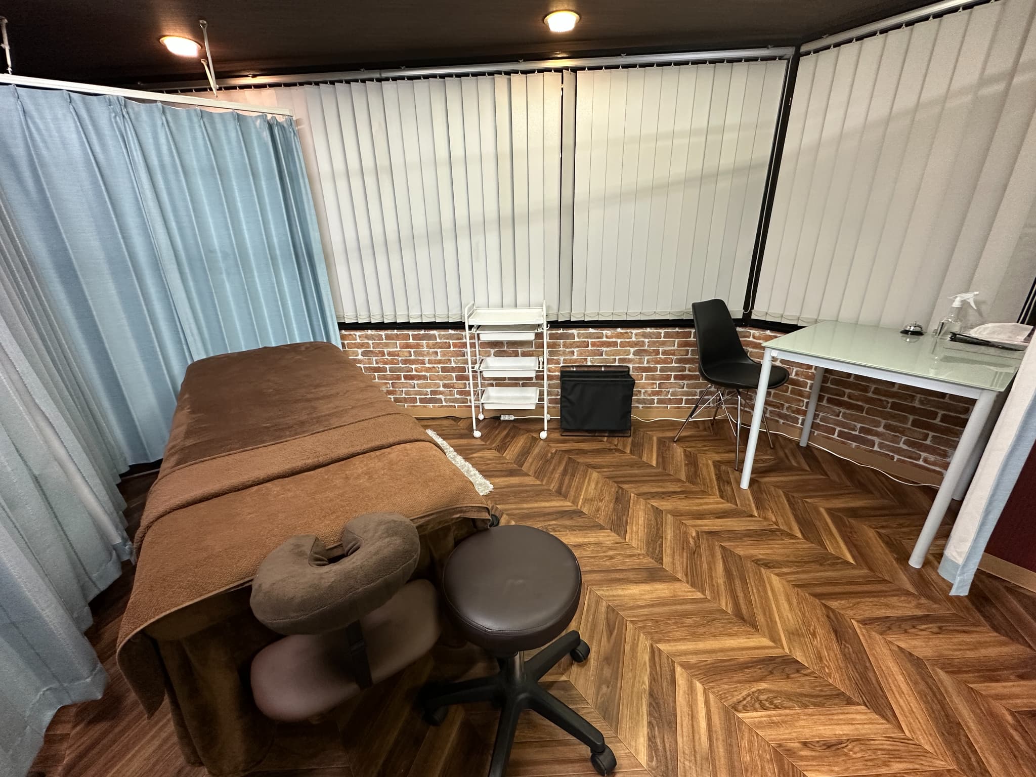 新宿駅徒歩5分アロマサロン/整体設備売ります 新宿駅徒歩8分】備品充実のプライベートサロンが私のサロンに。エステ
